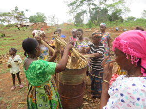 Lire la suite à propos de l’article Formation de 90 Agriculteurs à la Production de Biochar à partir de Tiges de Maïs dans les Régions du Centre et de l’Ouest Cameroun