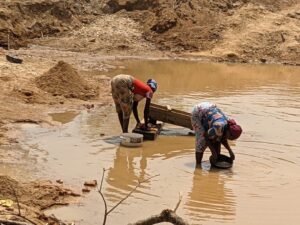 Lire la suite à propos de l’article La charge invisible des effets du changement climatique sur les femmes : entre survie et résilience