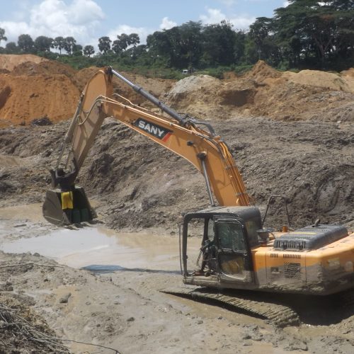 L’entreprise minière METALLICON SA condamnée pour activités dangereuses et homicide involontaire d’un enfant de 12 ans mort par noyade dans un puits minier ouvert et abandonné dans un site d’exploitation semi-mécanisée à Batouri, région de l’Est Cameroun.