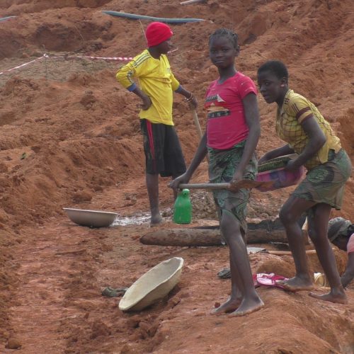 Les écoles parentales pour réduire la présence des enfants dans les chantiers miniers